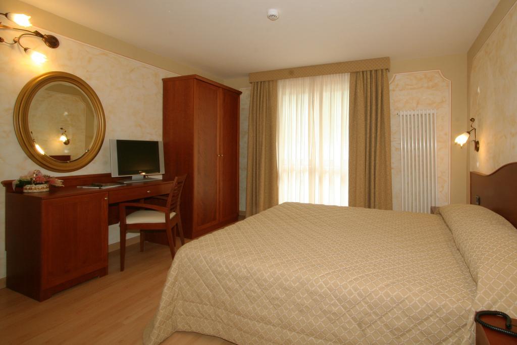 Hotel Dama Bianca Valtournenche Szoba fotó