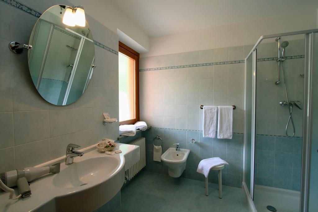 Hotel Dama Bianca Valtournenche Szoba fotó